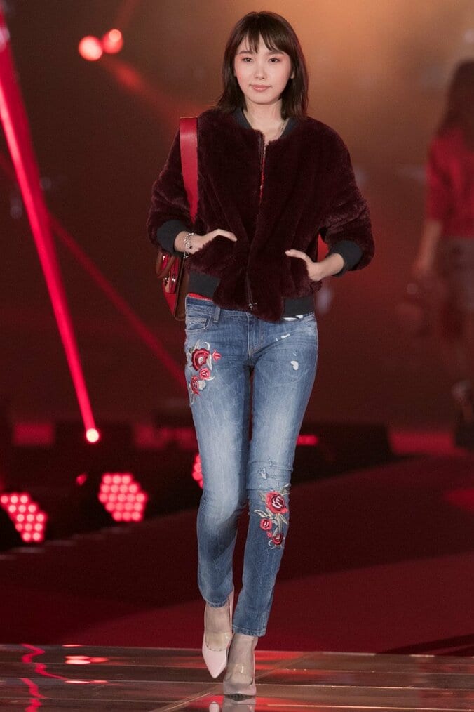 広瀬アリス＆すず姉妹の”イチャイチャ”に大歓声！ 初の幕張開催に3万1000人集結 -ガールズアワード2017A/W【画像集】 6枚目