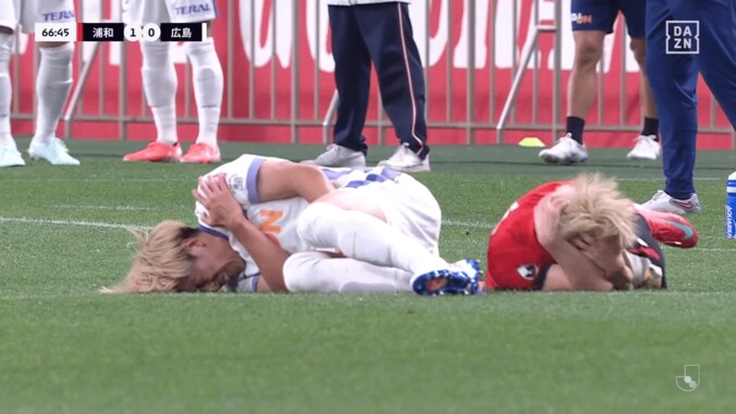 「一発レッドだろ！」後頭部に“回転キック”が直撃→スタジアム騒然「まじで荒い」「今のはねえだろ」「蹴りやがって！」浦和FWと広島MFがクラッシュした瞬間 5枚目