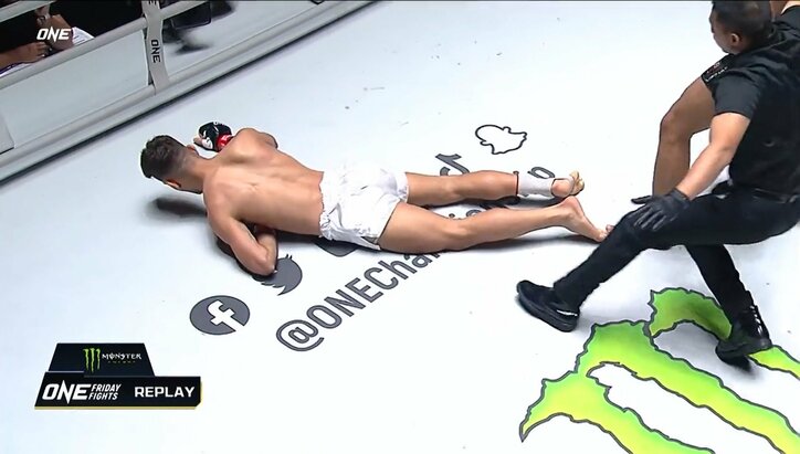 逆転満塁ホームラン級の衝撃KO！ 「何があった？」「お互いヤバい倒れ方だった」ファン騒然