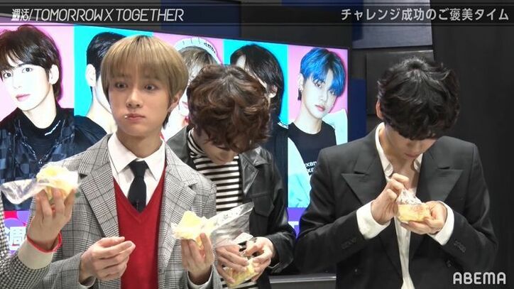 口にクリームをつけモグモグ！TOMORROW X TOGETHER、高級フルーツサンドが美味しすぎて大興奮