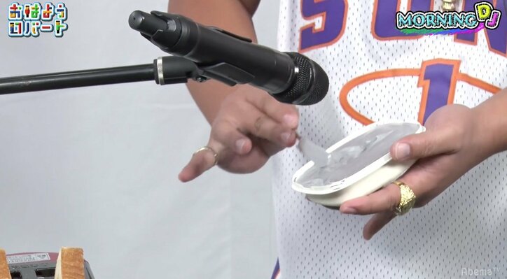 ロバート秋山の新キャラ「モーニングDJ」 “マーガリンと焼き立てトースト”で奏でる変幻自在のビート