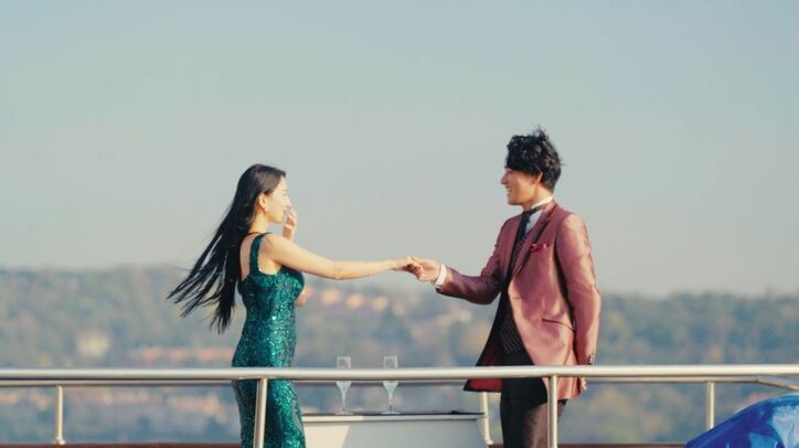 国宝級バストを持つ美女にイケメン会社経営者が突然のキス!