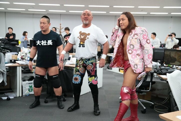 「怒られたけど反省しない。いつか限界に挑戦」 葛西純vs木高イサミのハードコアマッチ実現!CA路上プロレスでオフィスが戦場に