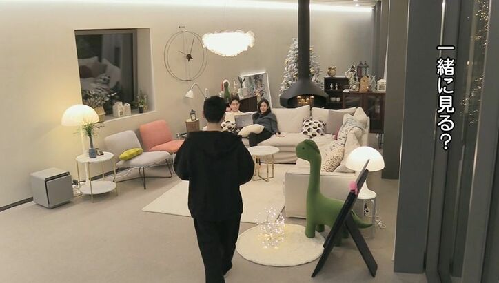 共同生活で修羅場寸前！？強引男子がみんなの前でモテモテ美女を誘い…一気に気まずい雰囲気に