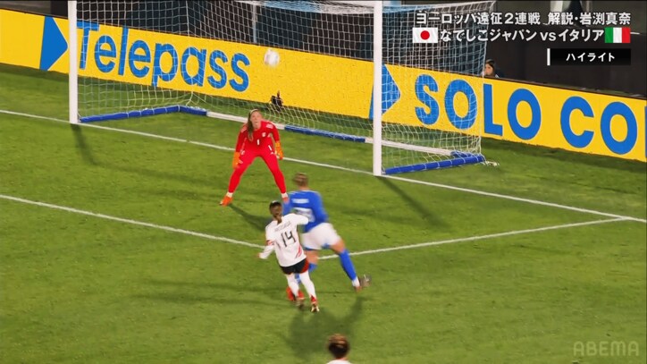 ループシュートを放つ長谷川唯