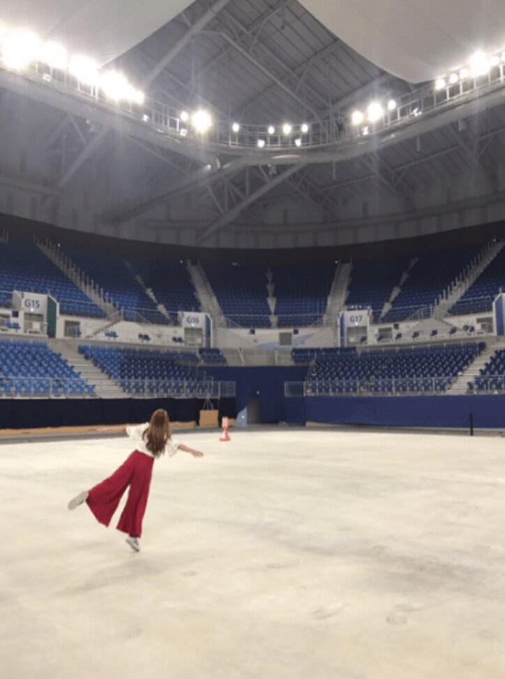 ざわちん、羽生結弦も滑る五輪リンクで華麗な“エア”フィギュア披露