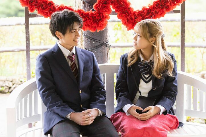 高1女子、好きな男子と他の女子が後ろでイチャイチャ、嫉妬心あらわに?「肩あたってる」「距離がめっちゃ近い」『恋ステ2022春』第4話