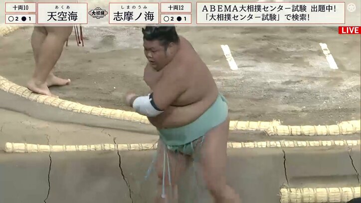 「ぐわっ」派手にゴロン、からのスタッ！負けても魅せる力士の高速回転・前回り受け身が館内にウケまくる