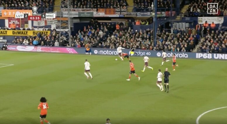 「ファウルだろ！」「完全に潰されたな…」ルートン橋岡大樹がフィジカルバトル→強烈タックルで吹っ飛ばされる瞬間　マンCの超万能DFからの厳しい一撃にスタジアム騒然