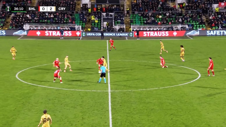 「ほぼノールック」鎌田大地、密集突破のラストパス！「よく出したな」「素晴らしいな」ゴラッソをアシストした瞬間