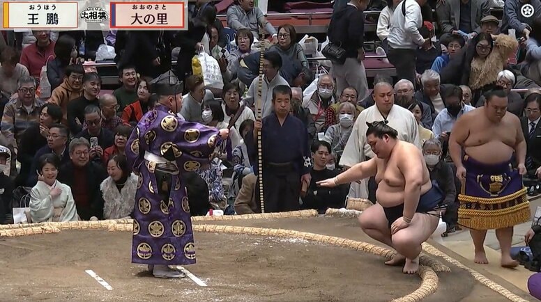 「セカンドバッグみたい」横綱の手に“分厚い懸賞束”「懸賞金がデカい」ファン驚愕