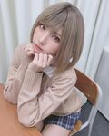 ミニスカ、ルーズソックス、ガラケー…えなこ、ギャル風制服ファッションで“チョベリグ”に大変身