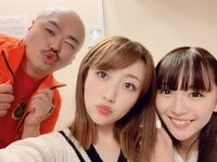 高橋みなみ&浅川梨奈の記念写真にクロちゃんが写り込み！ 「たかみな逃げるか110番笑」とファンから心配の声
