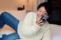 「可愛すぎる刑で逮捕」「40前には見えない」星野源の笑顔でカメラを構える姿に絶賛の声