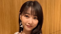 桜井日奈子(27) 胸元がV字に大胆に開いた水着オフショットを披露「目のやり場に困る」