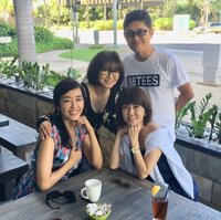 早見優、ハワイで薬丸裕英らと朝食「花の82年組」「輝いてます」の声