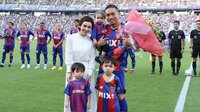 平愛梨、子どもたちと夫・長友選手をスタジアムで祝福