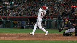 思い出される大谷翔平、自分の看板直撃弾 豪快11号ソロに“ひげ谷”画像が徐々アップのおもしろシーン