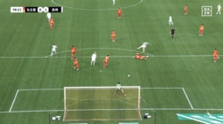 元日本代表GKが唖然…「格が違うわ」長崎FWの“理不尽キャノン砲”にファン仰天！「パンチ力えぐい」“黄金の左”でゴラッソ