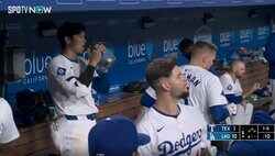 やっと見れた…！？ 大谷翔平、試合中ベンチで目撃された“噂のアイテム”が話題に「気になってたやつ！」「デカすぎるw」