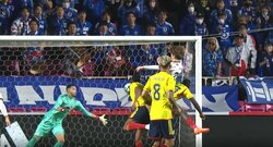 「これで点数取れないの可哀想すぎる」日本代表ストライカー上田綺世、身体能力の高さをみせつける強烈ヘディング2連発「クリロナみたいなジャンプ」