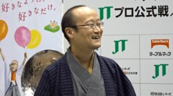 「やっぱり笑顔が似合うのよ」Ｖ4の渡辺明九段、万雷の拍手に照れ笑い  ファンも興奮「面白い将棋だった」「なべ先生おめでとう」