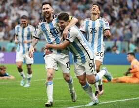 メッシのPK＆アルバレスの圧巻独走弾！南米王者アルゼンチン、クロアチア相手に２点リードで折り返す【W杯準決勝】