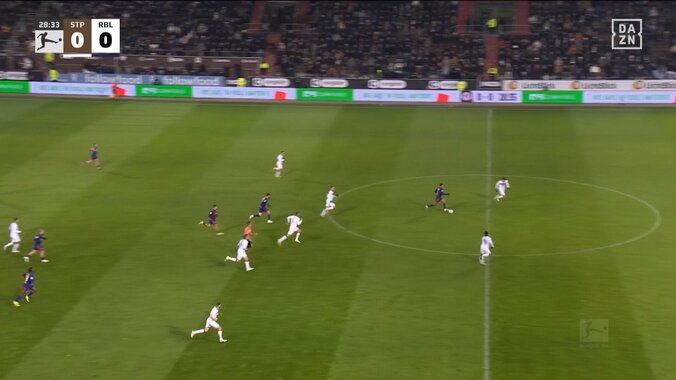 「野獣！」ブンデス初先発の日本代表DFが“格上”を完全シャットアウト「ヌサに完璧に対応してる」驚異の“2連続神ディフェンス”に現地ファン衝撃 4枚目