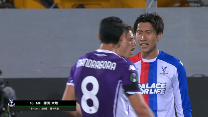 一体なにが…？鎌田大地が激昂！際どい“接触”をめぐり相手MFと口論…一歩も引かない強気の姿勢 5枚目