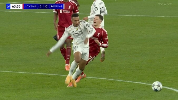 【映像】エンバペ、側頭部直撃の強烈エルボー