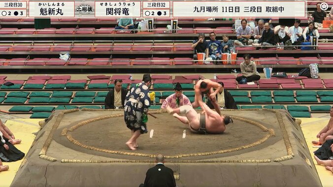 19歳“細マッチョ”力士、164キロ巨漢を“腕一本”でぶん投げる 豪快すぎる結末に館内騒然 4枚目
