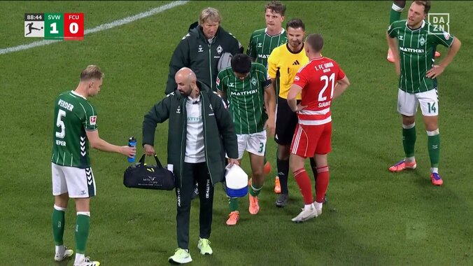 「大丈夫か？」日本代表DF、シュートブロックの直後に負傷か「軽傷であれ」足を引きずりながら途中交代に 5枚目