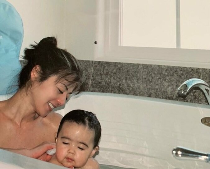 武田久美子、幼少期の娘との懐かしい写真「必死に離乳食作って食べさせていた頃」 1枚目