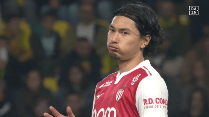 オフサイド判定に不服そうな南野