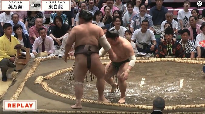 向正面の東寄り黒シャツ姿の三宅健さん