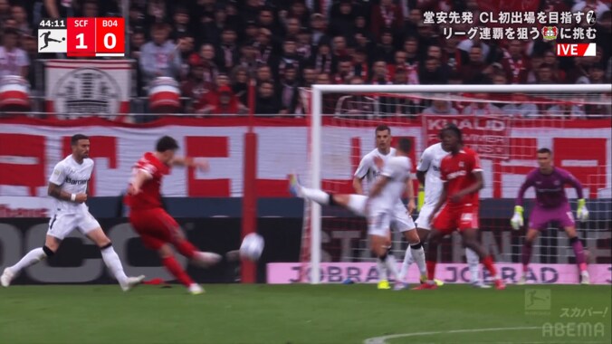 衝撃の確率２％ゴラッソ！“ブレ球キャノン砲”にファン喝采「ロケットだ」「ヤバすぎ」「神シュート」堂安律も歓喜したフライブルクMFのスーパーな一撃 3枚目