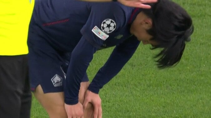 何があった…？上田綺世、シュート直後に異変→足を引きずり途中退場「大丈夫か？」「軽傷であってくれ」 5枚目
