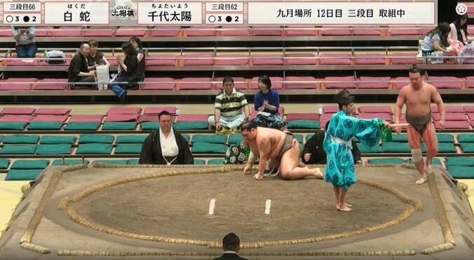 大相撲、館内どよめく発生確率0.02%の“小股掬い”炸裂 「こまたすくいか!」体重53キロ差を制す小兵力士の妙技に熱視線 4枚目