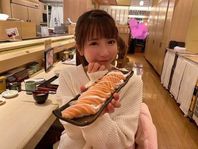 もえあず、客が来ず困惑する回転寿司店を訪れ「その分たくさん食べてきたよ」 1枚目