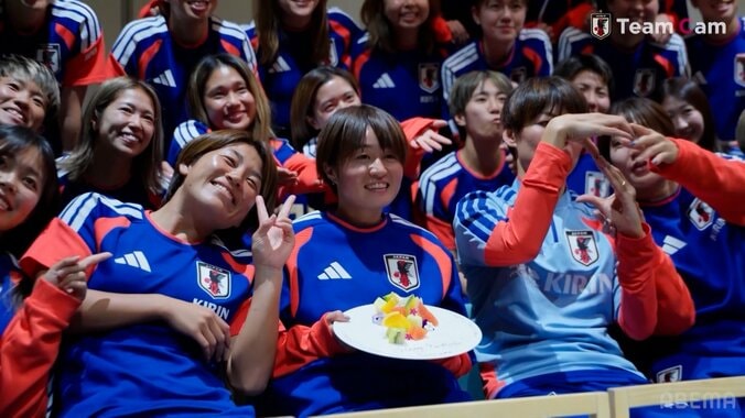 なでしこジャパンに“エアバンド”が爆誕？ニールセン監督の歌＆若手DF２人の伴奏がノリノリすぎる！宮澤ひなたの誕生日をお祝い 5枚目