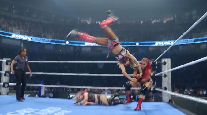 アレクサが間一髪で避け、無人のマットに叩きつけられる