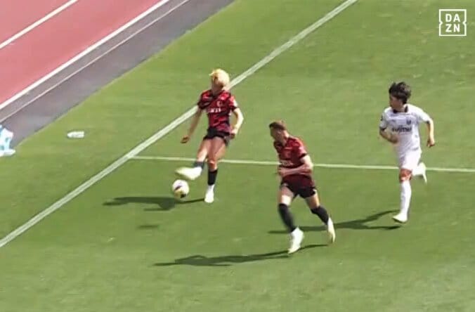 【写真・画像】衝撃級！ 鈴木優磨の“神スルーパス”にファン騒然「ほら打てよ！ってメッセージ付き」「ケインやん」「スピードもコースも完璧」決勝点アシストの瞬間　1枚目