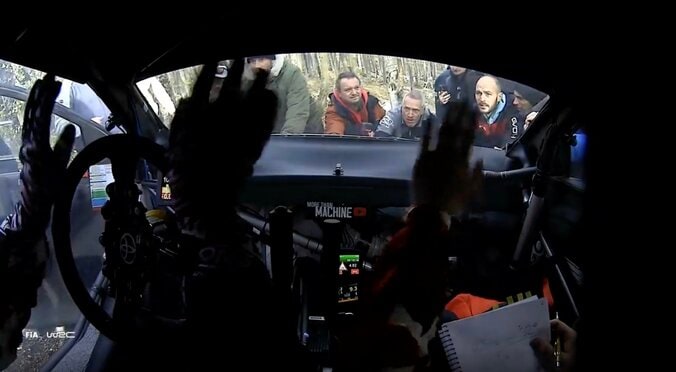 世界ラリー、トヨタの新星を“開始3分で”襲った衝撃アクシデント　観客総出の救出劇も路肩転落でレッカー出動の痛恨ミス 4枚目