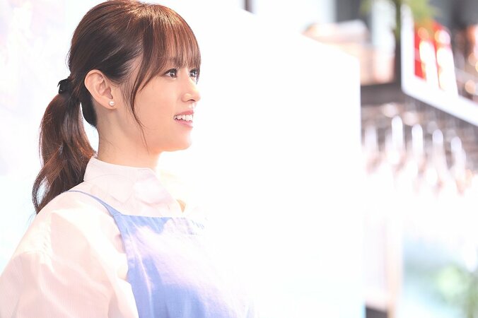 「一員になれて嬉しい」深田恭子、カフェ店員を体験 3枚目