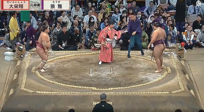 無事、客席から戻ってきた懸賞金を行司に届ける