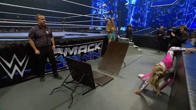 復活するティファニーにドン引きするナイア（写真中央奥）