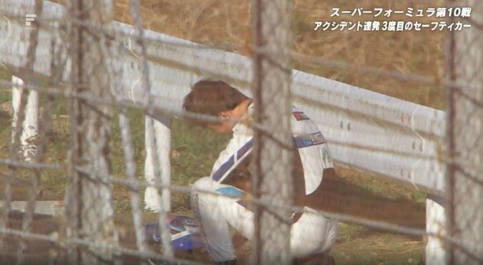 「めちゃめちゃ突っ込まれた」大荒れ日本最速レース、1コーナーで“戦慄アクシデント” 3度目のSC出動「ブレーキ全く効かなかった」 4枚目