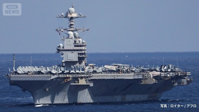 2026年2月23日、ギリシャのクレタ島ソウダ湾に到着した米空母「ジェラルド・R・フォード」（写真：ロイター/アフロ）