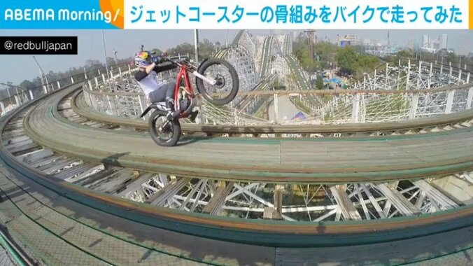 ジェットコースターの骨組みをバイクで走る挑戦者