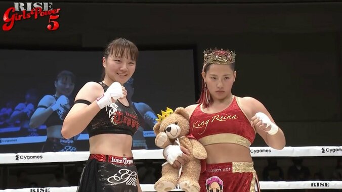 女子キックが一転、突如パウンドの攻防に発展！ 放送席「冷静になって」「ポイントつかないから」 2枚目